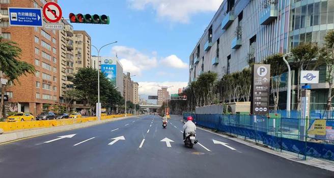 台北市副市长李四川强力监督大巨蛋工程状况，25日晚间发现光復南路大巨蛋段的路面明显不平，由于该段为远雄大巨蛋（台北体育文化园区）光復南路地下停车场专用引道工程负责，因此李四川要求远雄于跨年前完成铣铺，目前北向段已经完成。（台北市政府提供） 