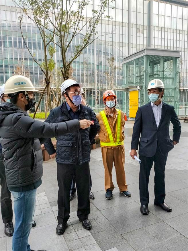 台北市副市长李四川（左二）28日下午前往视察大巨蛋工程。（台北市政府提供）