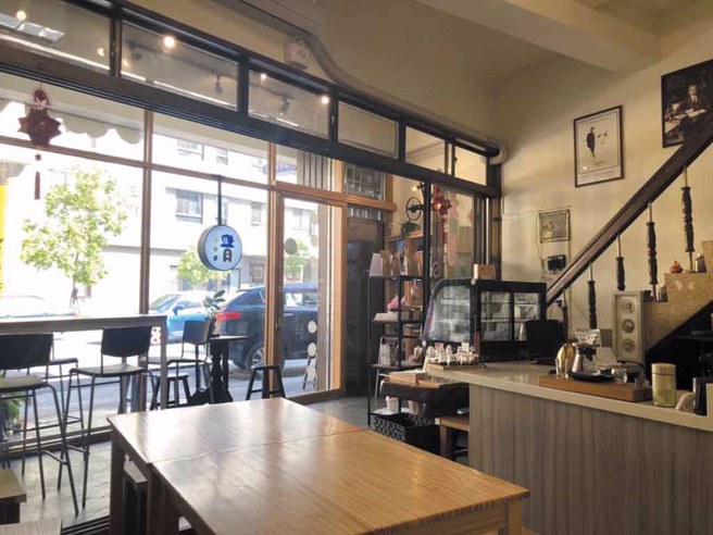 ▲位於通霄的「念清居」是店主對阿公的思念，而將阿公經營的腳踏車店保留而轉型的精品手沖咖啡店。(圖／苗栗縣政府提供)
