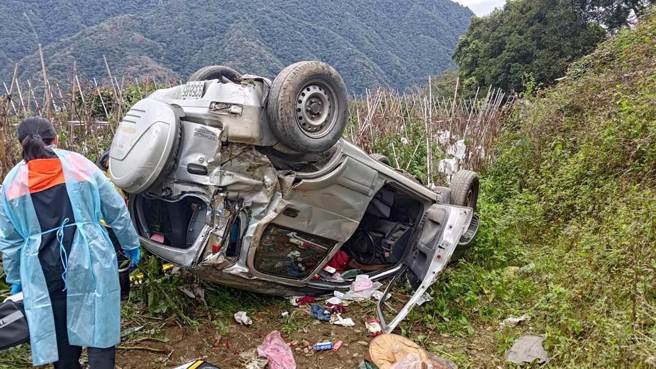 台東縣海端鄉霧鹿林道3公里處今早發生翻車意外。（台東縣消防局提供／蔡旻妤台東傳真）
