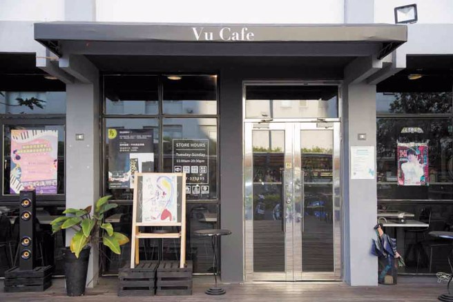 ▲「Vu cafe 烏色咖啡」以黑色為主題，是一家獨具一格的黑調極簡文青風格咖啡廳 。不僅在店鋪裝潢陳設風格上大玩黑色創意，餐點也以黑色為主題推出各式各樣客家風味的餐點、伴手禮。(圖／苗栗縣政府提供)
