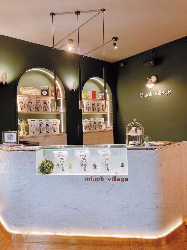 ▲「猫狸村Miaoli Village」活化60年歷史老宅，結合現代與傳統改造為廣受歡迎的餐酒館。也推出「狸棒」伴手禮，廣受消費者青睞。(圖／苗栗縣政府提供)

