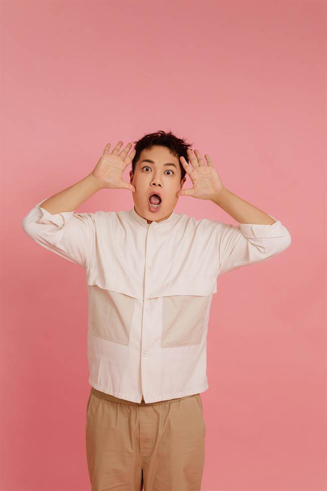 关韶文为新书勤跑50场宣传。（关韶文工作室提供）