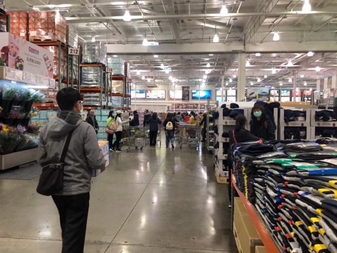 桃园一名女网友表示，昨下午到好市多採买，发现一款羽绒长版背心原价839元，特价499元。（图／示意图，中时新闻网资料照）