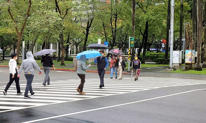 ▲交通局提醒過馬路時應依號誌指示並走行人穿越道。(圖／臺北市政府交通局提供)
