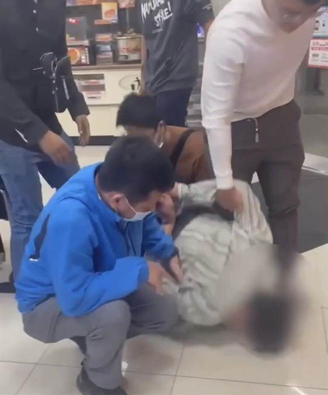 屏东县枋寮乡26日凌晨发生随机抢案，案发2天后警方在高雄小港区逮获48岁惯窃唐嫌，讯后依恐吓取财未遂、抢夺未遂等罪嫌移送。（警方提供／谢佳潾）