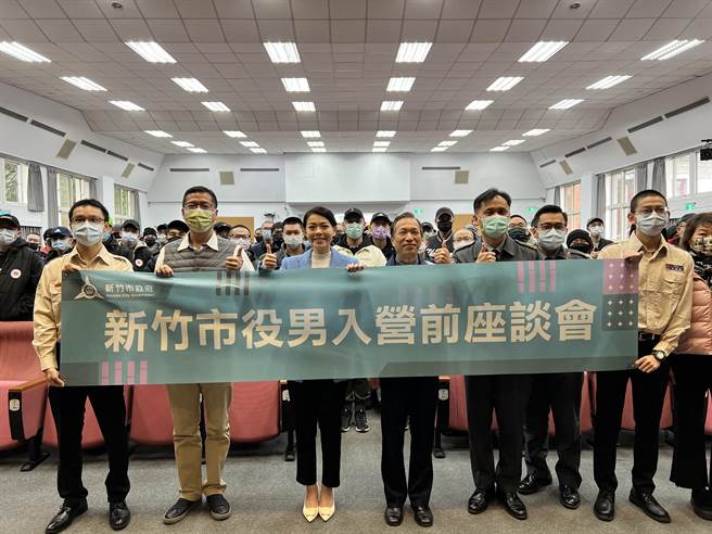 新竹市长高虹安市长到市府大礼堂勉励役男们勇于面对挑战、叮嘱各项权益与注意事项。（王惠慧摄）