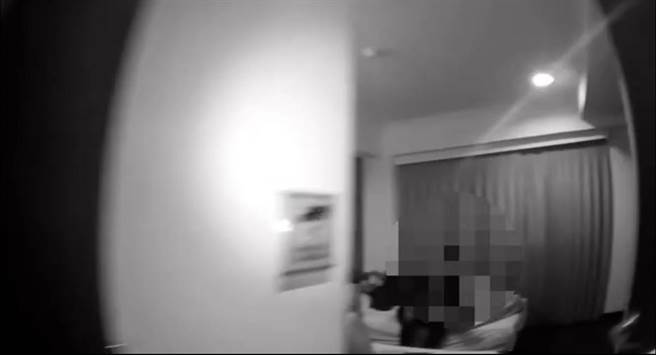 警方逮捕集团成员。（翻摄照片／崔正纲高雄传真）