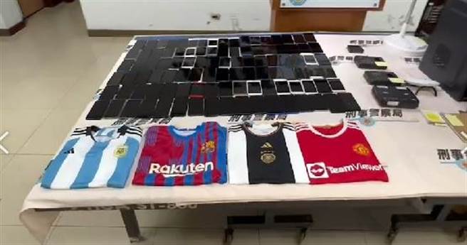 警方查获电脑、手机、直播设备、国家队足球衣等证物。（翻摄照片／崔正纲高雄传真）