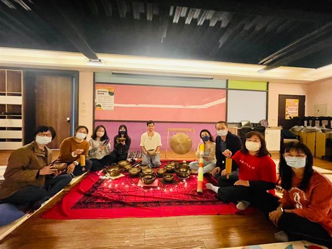 颂钵音疗音乐会体验课程。（翻摄照片／高雄洪靖宜传真）