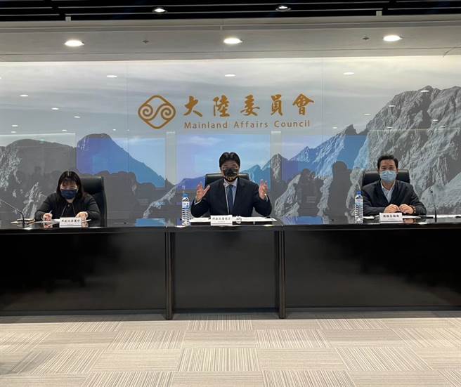 金门县长陈福海（右1）昨日特别赴台出席陆委会召开的「金马地区民眾春节交通专案应变小组第1次会议」。(图／金门县政府提供)