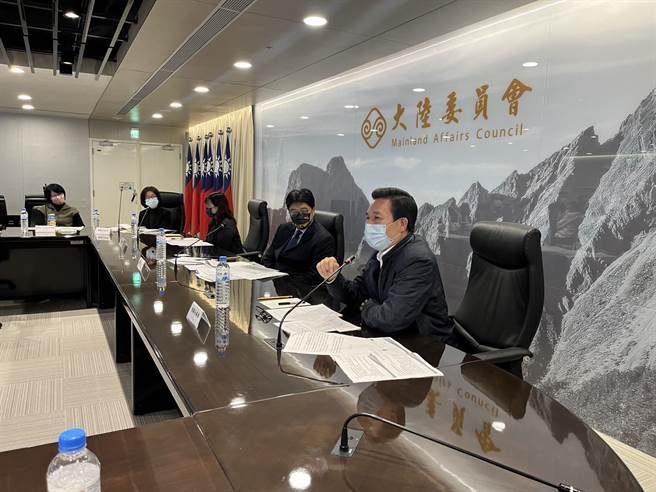 陈福海（右1）强调，县府会与中央合作，持续完善各项措施让小三通稳健有序的恢復。(图／金门县政府提供)