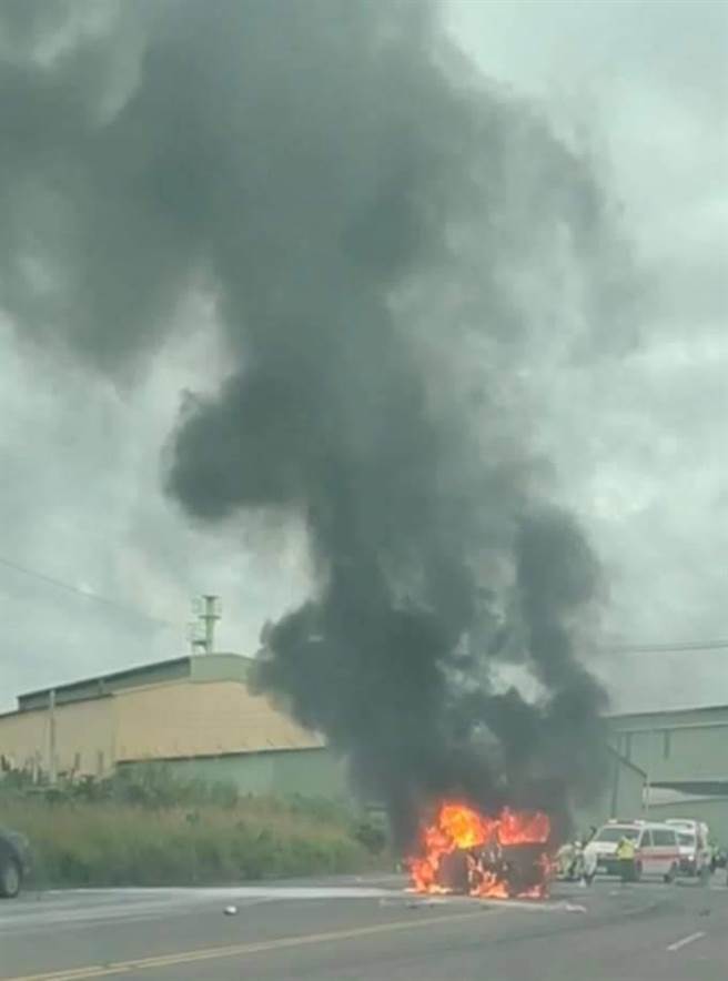 头份市台13线滥坑里路段29日清晨发生车祸引发火烧车。（读者提供／谢明俊苗栗传真）