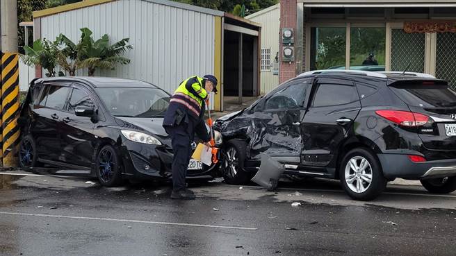 头份市台13线滥坑里路段29日清晨发生4车擦撞车祸引发火烧车。（读者提供／谢明俊苗栗传真）