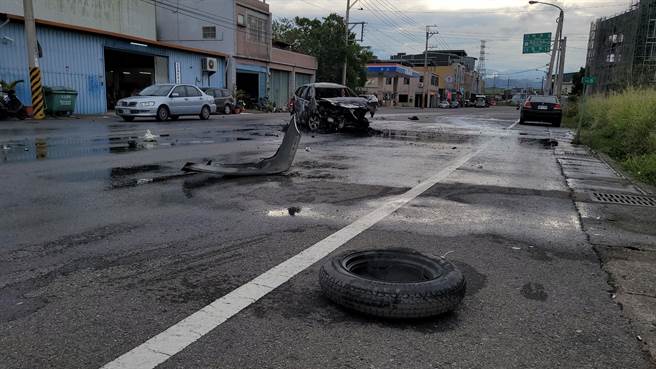 头份市台13线滥坑里路段29日清晨发生车祸引发火烧车。（读者提供／谢明俊苗栗传真）