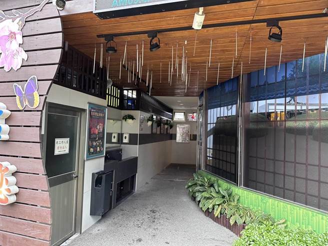 柯女在加油站的洗手台前突然倒地。（民眾提供）