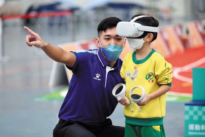▲在3D环境中，孩童从不同角度观察国手动作进行运动学习，就像是国手跟着小朋友一起训练、教学。(图／中华民国迷你足球协会提供)
