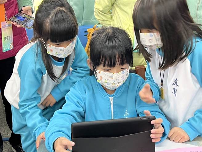 麻园国小在国英数自等领域採用分组合作学习，团队探究学习，加上数位科技辅助及学习成果发表，培养学生自主学习的能力。（新竹县府提供／邱立雅竹县传真）