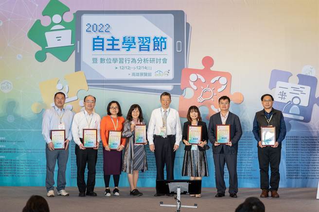 新竹县麻园国小获绩优肯定，校长蔡怀萱（左四）上台受奖。（新竹县府提供／邱立雅竹县传真）