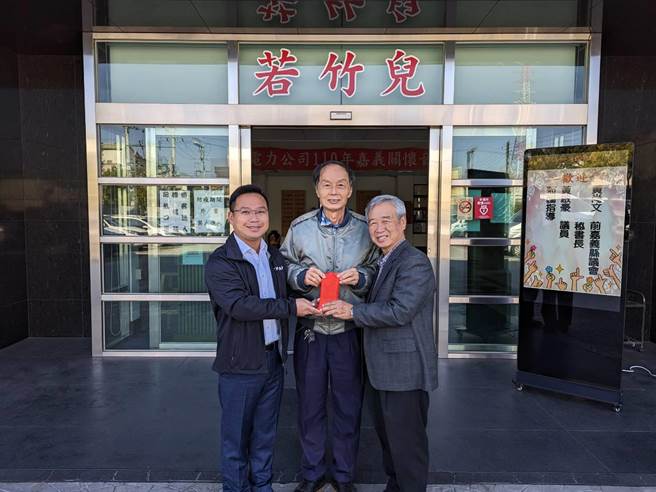 嘉義縣新科議員黃啟豪與父親黃尚文將縣議員選舉補助款30萬元捐給3個弱勢及兒少安置機構，只留下1票30元補助款。（黃啟豪服務處提供∕呂妍庭嘉義傳真）