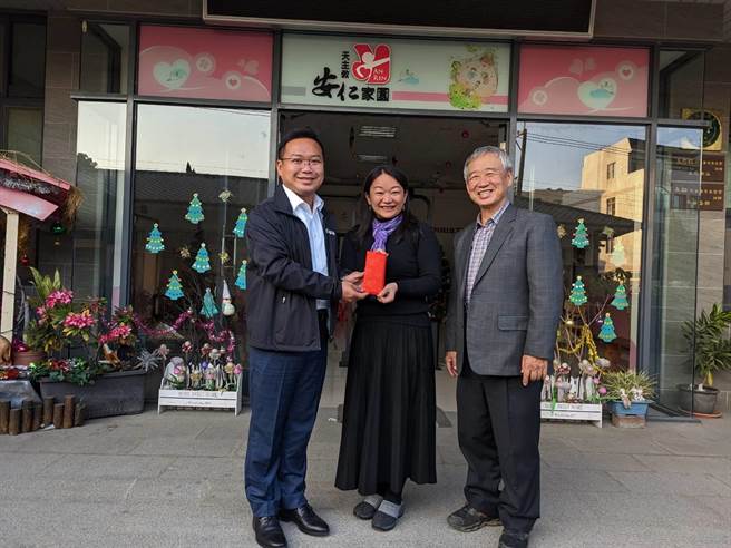 嘉義縣新科議員黃啟豪與父親黃尚文將縣議員選舉補助款30萬元捐給3個弱勢及兒少安置機構，只留下1票30元補助款。（黃啟豪服務處提供∕呂妍庭嘉義傳真）