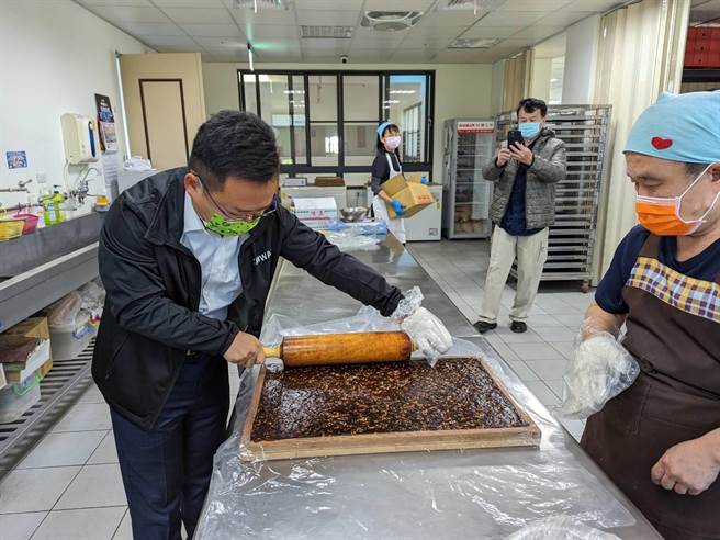黃啟豪也與若竹兒庇護工廠員工一起製作牛軋糖，體驗製作過程的辛勞。（黃啟豪服務處提供∕呂妍庭嘉義傳真）