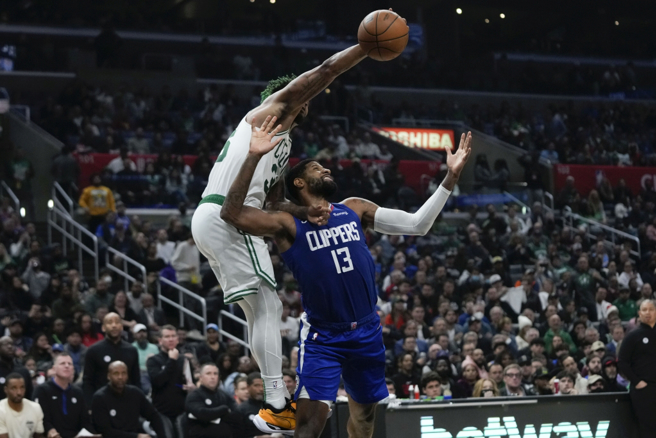 塞尔提克Marcus Smart(左)与快艇队Paul George抢球。（美联社资料照）