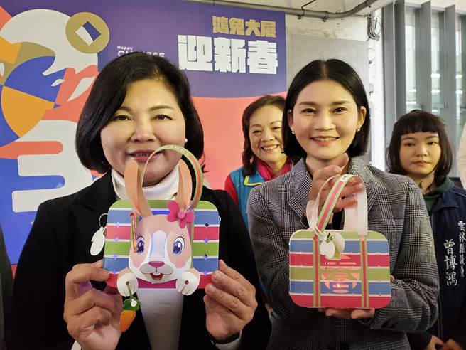 今年云林元宵灯节的提灯是古早味提袋造型，真的可放手机等物品。（周丽兰摄）