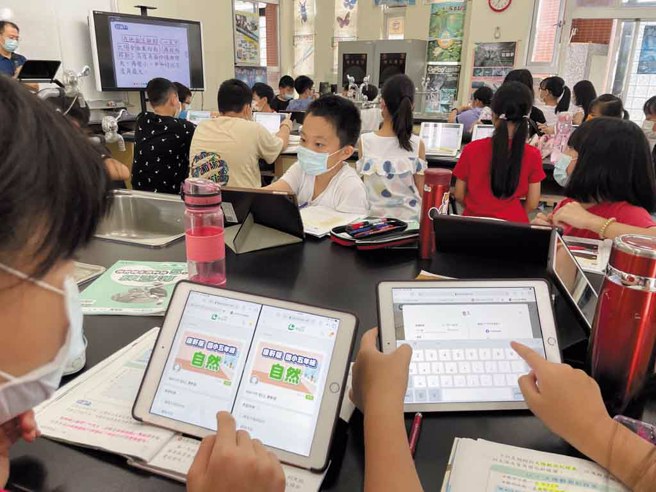▲数位学习不仅强化了师生互动，也为生生互动共学注入新的模式。(图／桃园市政府教育局)
