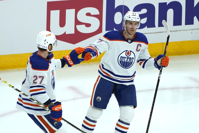 油人前锋麦克大卫(右)庆祝得分。（美联社资料照）