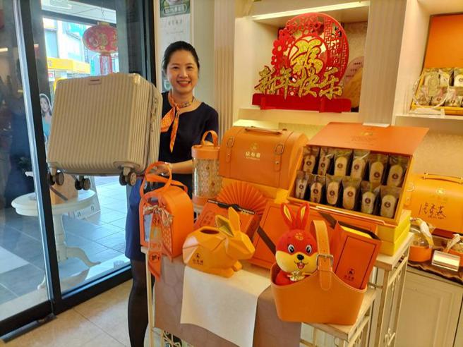 张淑卿表示，法布甜今年推出十款礼盒，让春节送礼有多元弹性组合。（图／曾丽芳）