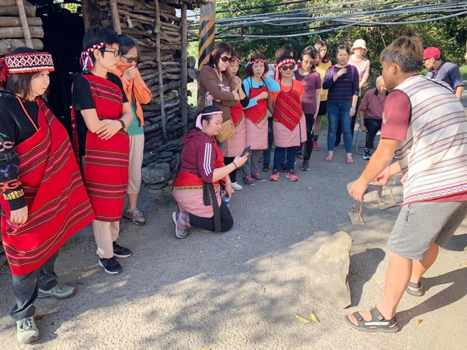 南投縣仁愛鄉廬山社區發展協會遊程，提供「傳統陷阱」體驗。(圖／勞動力發展署中彰投分署)

