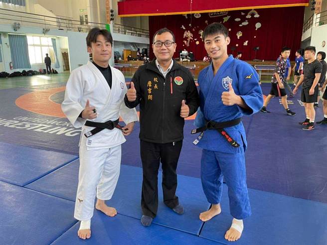 「柔道男神」杨勇纬与哥哥杨俊霆利用休假时间，低调现身苗栗指导学生柔道技巧。（致民国中提供／李京升苗栗传真）