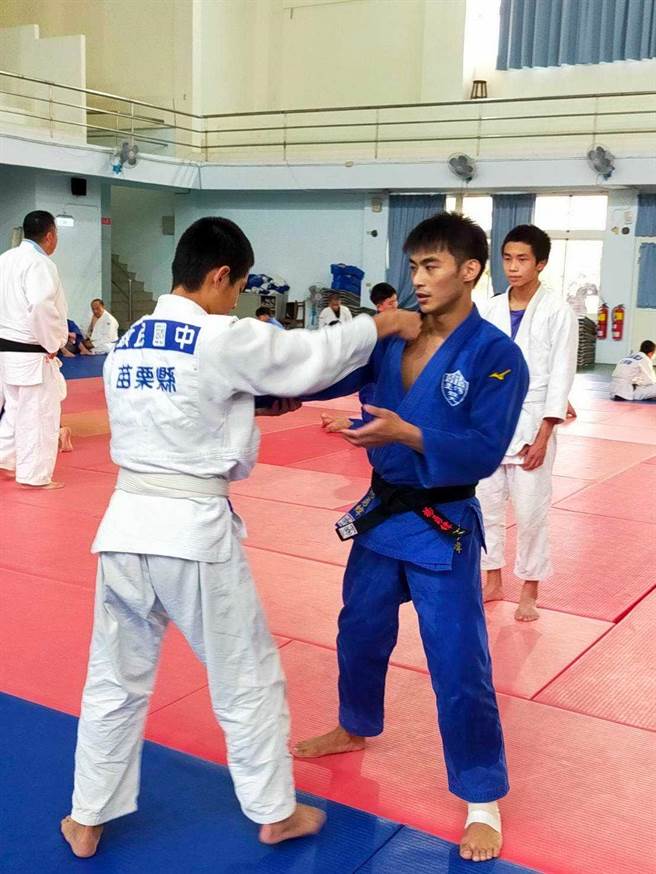 杨勇纬透过亲身示范与逐步讲解，传授柔道对敌致胜的实战技巧。（致民国中提供／李京升苗栗传真）