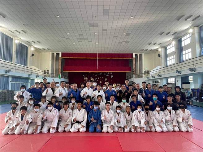 眾人开心合影留念。（致民国中提供／李京升苗栗传真）