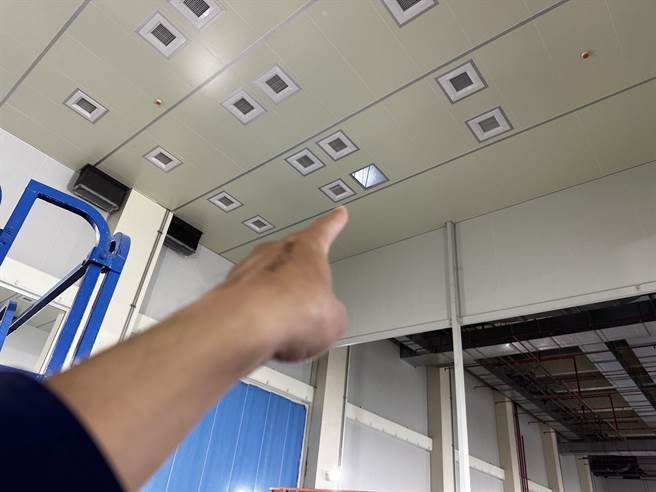 高雄小港区一处工地，1名工作人员因进行天花施工作业时，疑不慎踩空跌落受伤。（翻摄照片／高雄洪靖宜传真）