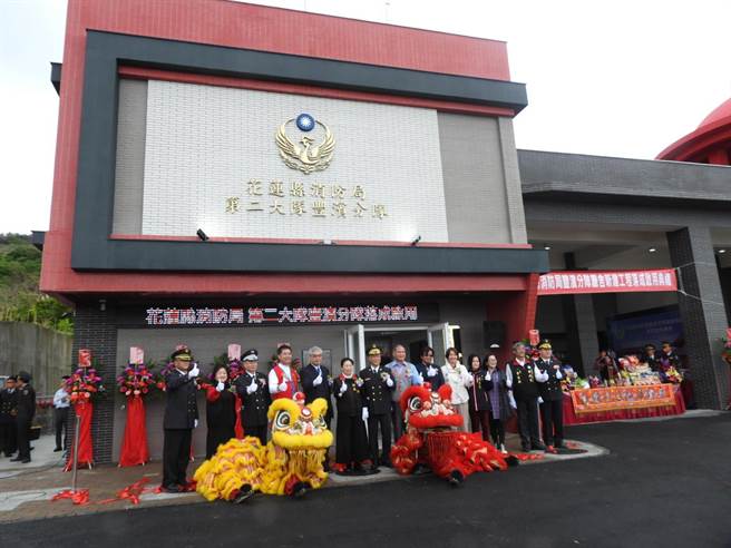 花莲县丰滨消防分队旧厅舍位在断层旁，地震发生恐有安全疑虑，消防局去年斥资逾5300万元在东海岸风景区内新建新厅舍后，今正式启用。（罗亦晽摄）