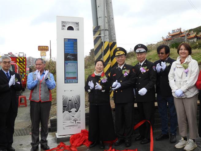 位在花莲丰滨消防分队新厅舍前的「海港1号」智慧型站牌，今随厅舍启用揭牌，山海意象的外观相当吸睛。（罗亦晽摄）