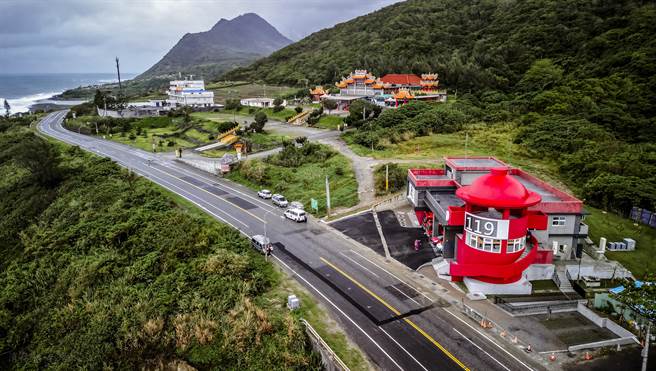 花莲县消防局斥资逾5300万元在丰滨乡东海岸风景区内新建丰滨分队新厅舍，并在旁设置一座「消防栓」瞭望塔供民眾欣赏海景，今启用后，将替丰滨再添1处打卡热点。（花莲县消防局提供／罗亦晽花莲传真）