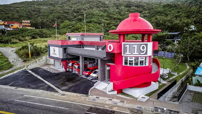 花莲县消防局斥资逾5300万元在丰滨乡东海岸风景区内新建丰滨分队新厅舍，并在旁设置一座「消防栓」瞭望塔供民眾欣赏海景，今启用后，将替丰滨再添1处打卡热点。（花莲县消防局提供／罗亦晽花莲传真）