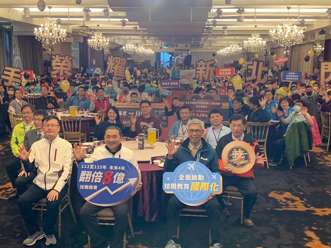 新北市长侯友宜宣布4年再投8亿经费推动技职教育。（叶德正摄）