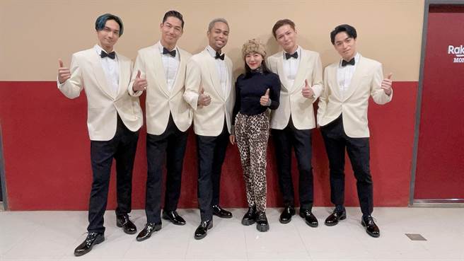 丁噹日前在五月天演唱会的后台与放浪二势力开心合照。（相信音乐提供）