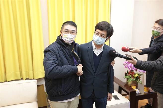 基隆市长谢国梁（图左）与立法委员蔡适应（图右）29日上午进行会谈，谢国梁宣布竞选期间对蔡提出的相关诉讼都将撤诉。（基隆市政府提供／张志康基隆传真）