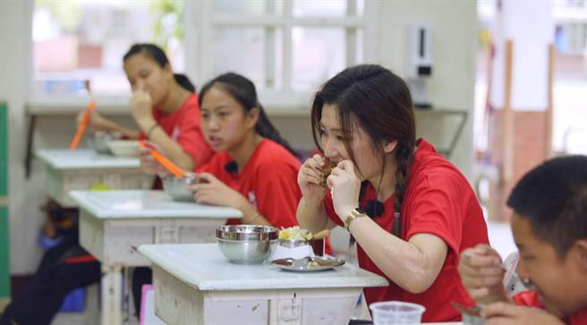 Selina相当适应小学生活。（三立提供）