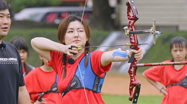 Selina挑战射箭并练出兴趣。（三立提供）