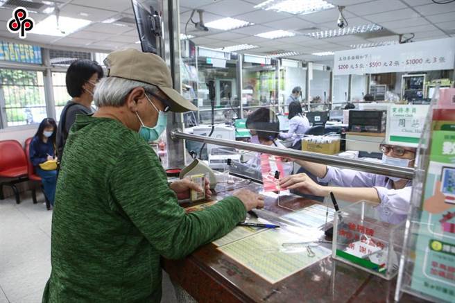 中华邮政公司为扩大协助经济弱势之邮政寿险保户，提供保单借款优惠利率1.718％纾困方案。（本报资料照）