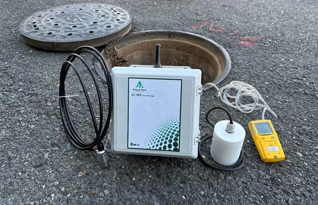 高雄市水利局以仪器监测雨水下水道的水位情形。（高雄市水利局提供／林瑞益高雄传真）