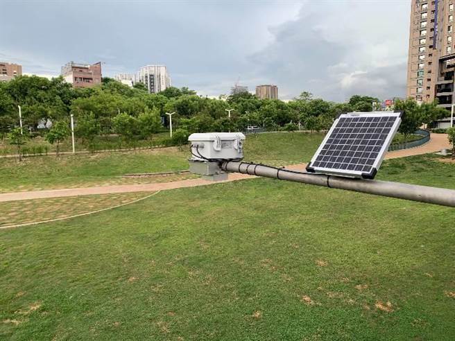 高雄市水利局将滞洪池及区域排水水位监测回传水情中心。（高雄市水利局提供／林瑞益高雄传真）