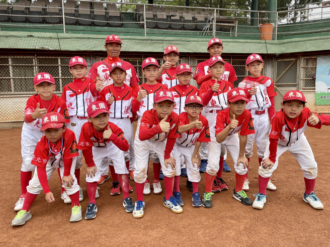 東園蒼鷹奪下第25屆諸羅山盃低年級組冠軍。（毛琬婷攝）