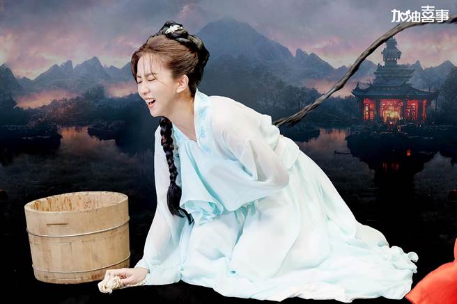 周晓涵剧中遭婆婆陈亚兰鞭打。（TVBS提供）